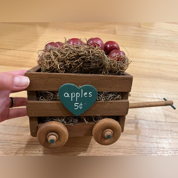 Vintage wooden wagon with apples - Picture 3 of 3